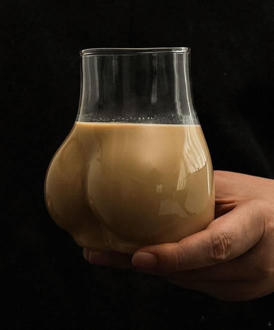 日本新晋网红翘臀杯开售近日，一款名为 “ケツグラス”（屁股玻璃杯）的搞怪餐具在海
