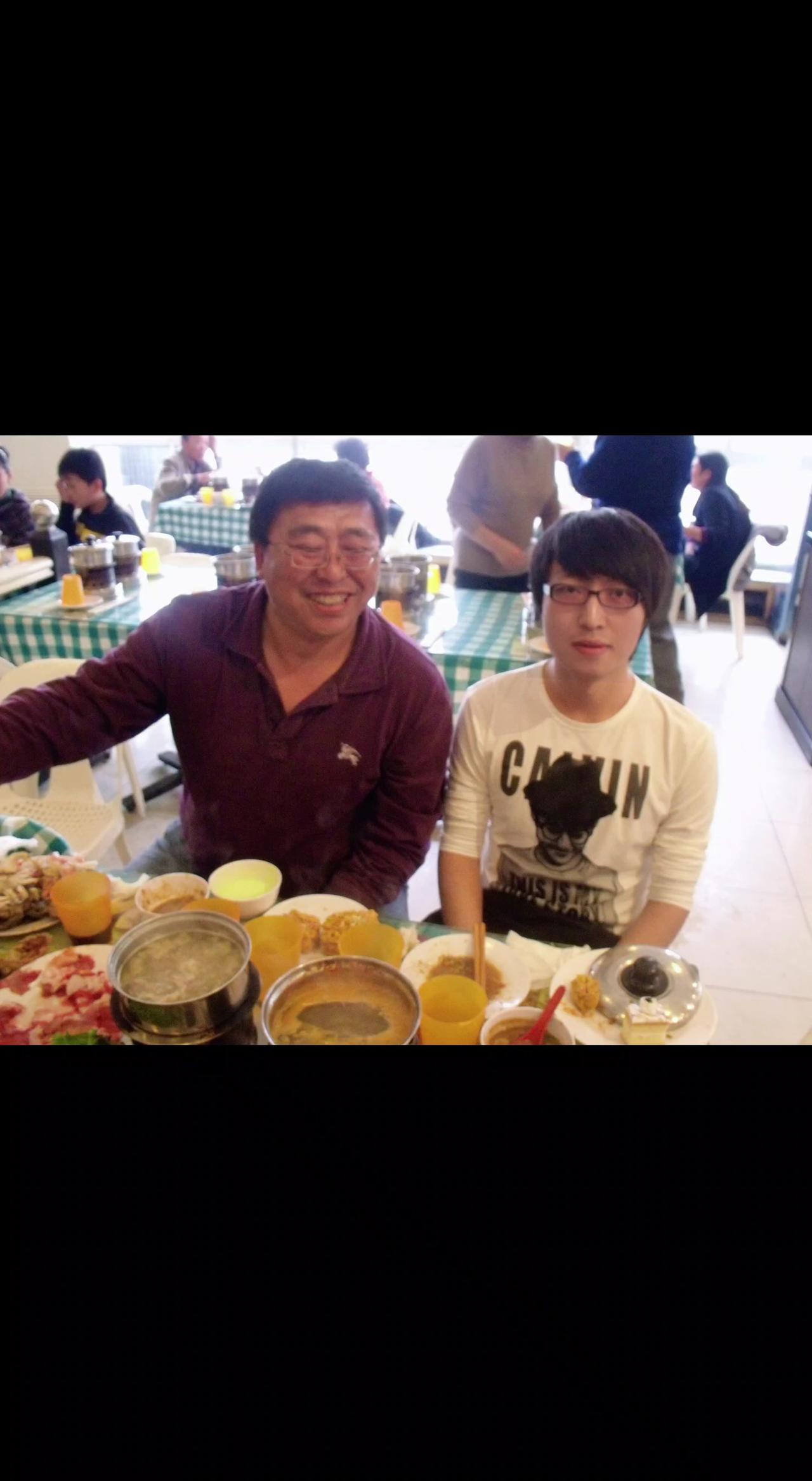 🍲蒸汽腾起像云朵，父子俩的笑比锅底还暖❤️。小火锅咕嘟着团圆，自助台上摆着整个