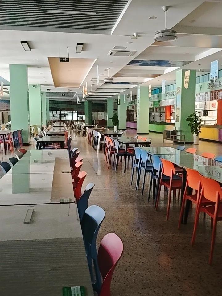 学校放假了，宽敞明亮的食堂，色彩缤纷的桌椅，等同学们下学期来用餐！🍽️🌈暑假