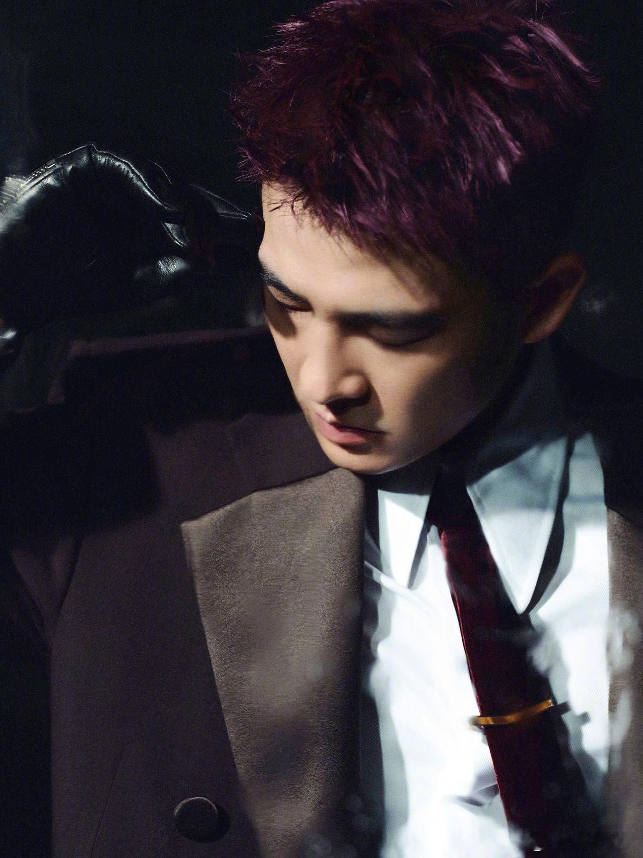 欧豪又染头了 欧豪生日大片释出，酒红发色好特别，再显“染头换人”神奇效果。从型男