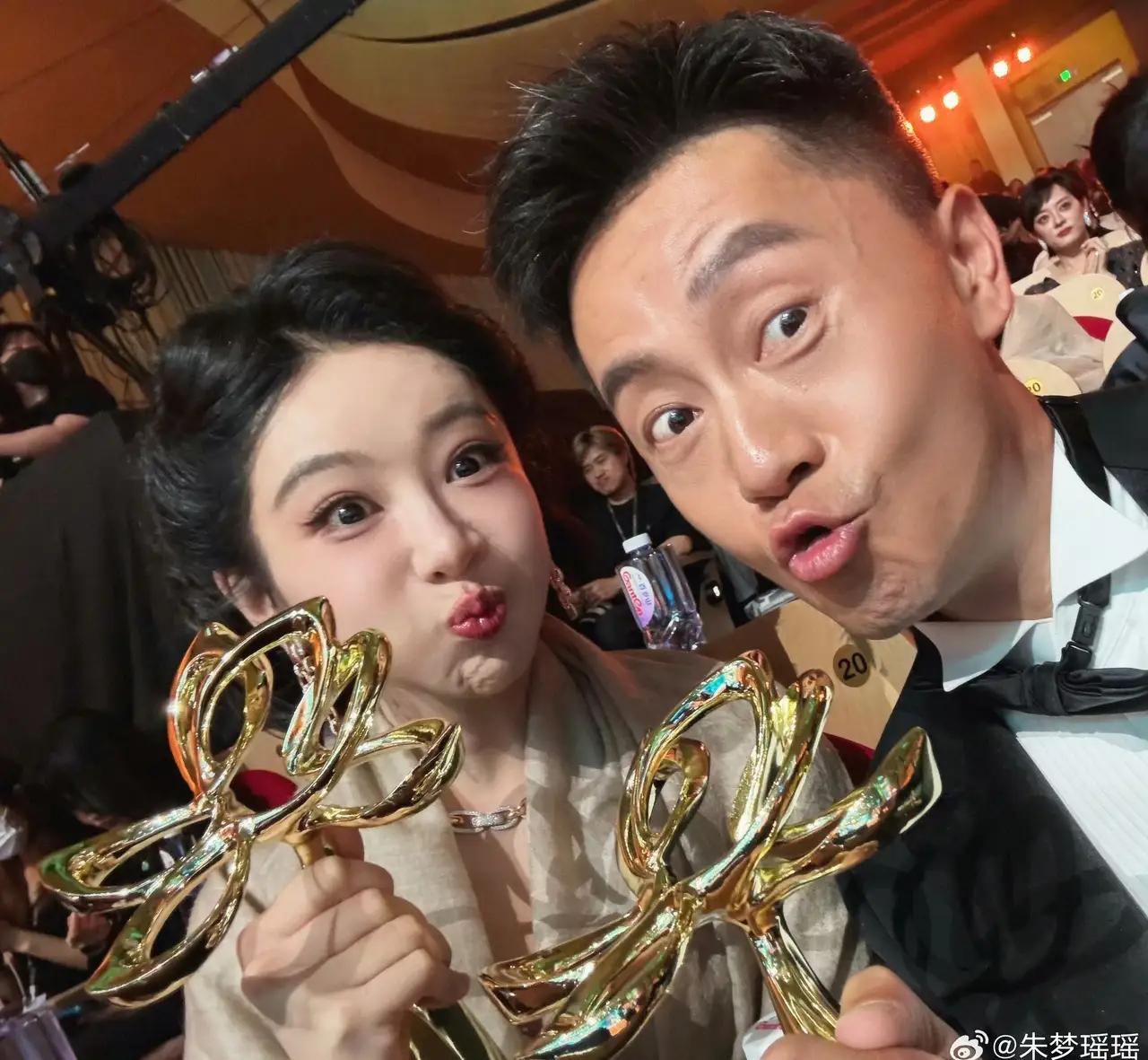 不愧是俩姐妹，嘟起嘴来看着有点像是同一个人，不过赵丽颖的更萌懂可爱，也多份稚气像