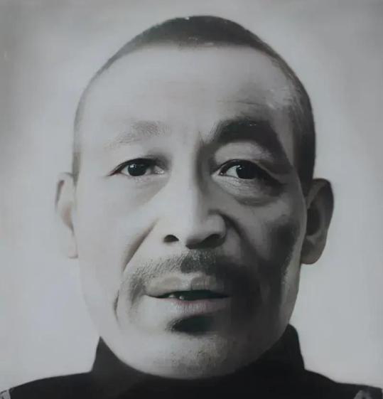 1949年，杀了3000多名红军的韩起功逃入祁连山，解放军搜寻多日无果，这时，一