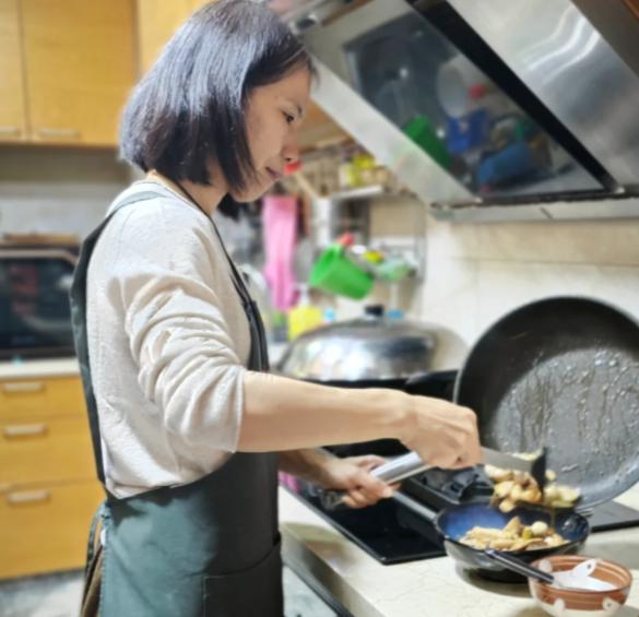 身边的朋友都在为孩子上学、买房发愁时，我和媳妇已经过上了他们眼里的“神仙日子”。