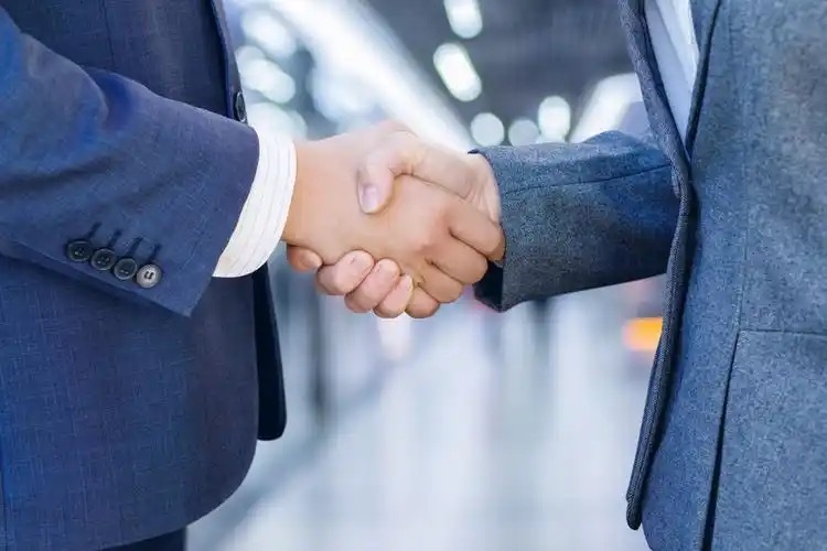 人这一生，不过是慢慢接纳、轻轻放下，与命运握手言和。—— 候鸟读书 