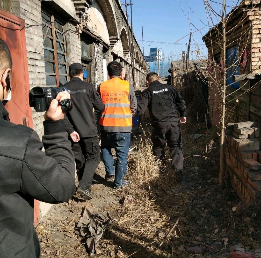 这是1951年一名看起来斯斯文文的男子提着行李投案自首。原来，这名男子正是潜伏上