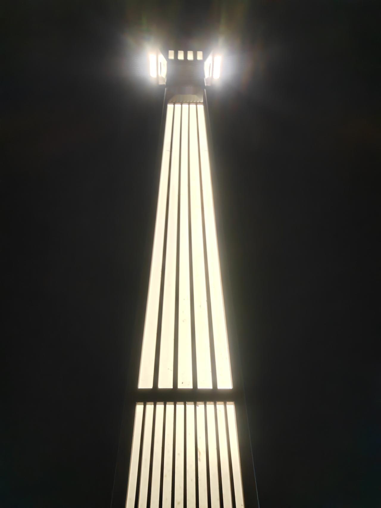 夜晚的路灯，真有种神秘而宁静的魔力。每次走在路灯下的寂静街道，就像进入了与世隔绝