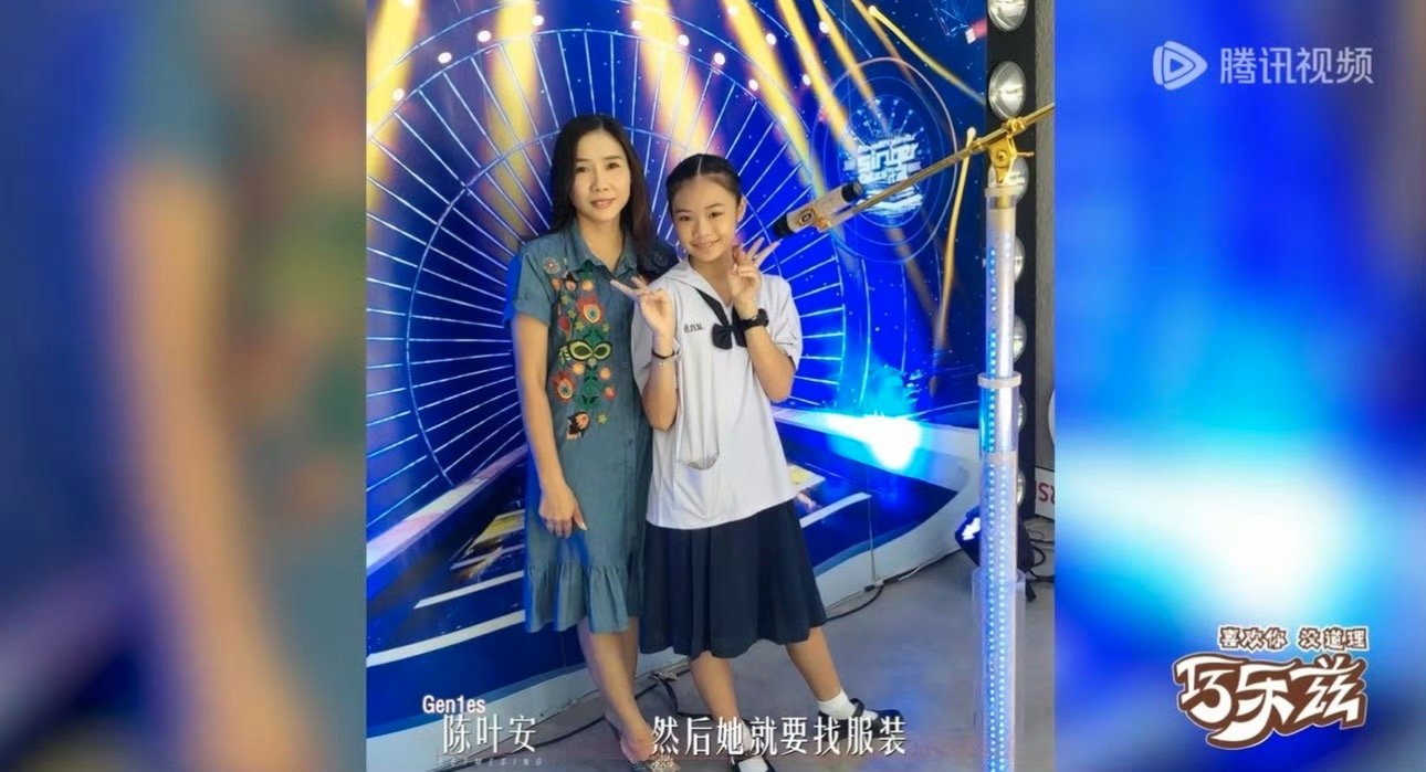 5岁的我在玩泥巴5岁的她准备出道了 这对比让人感慨万千：我们在泥地里踩水笑哈哈，
