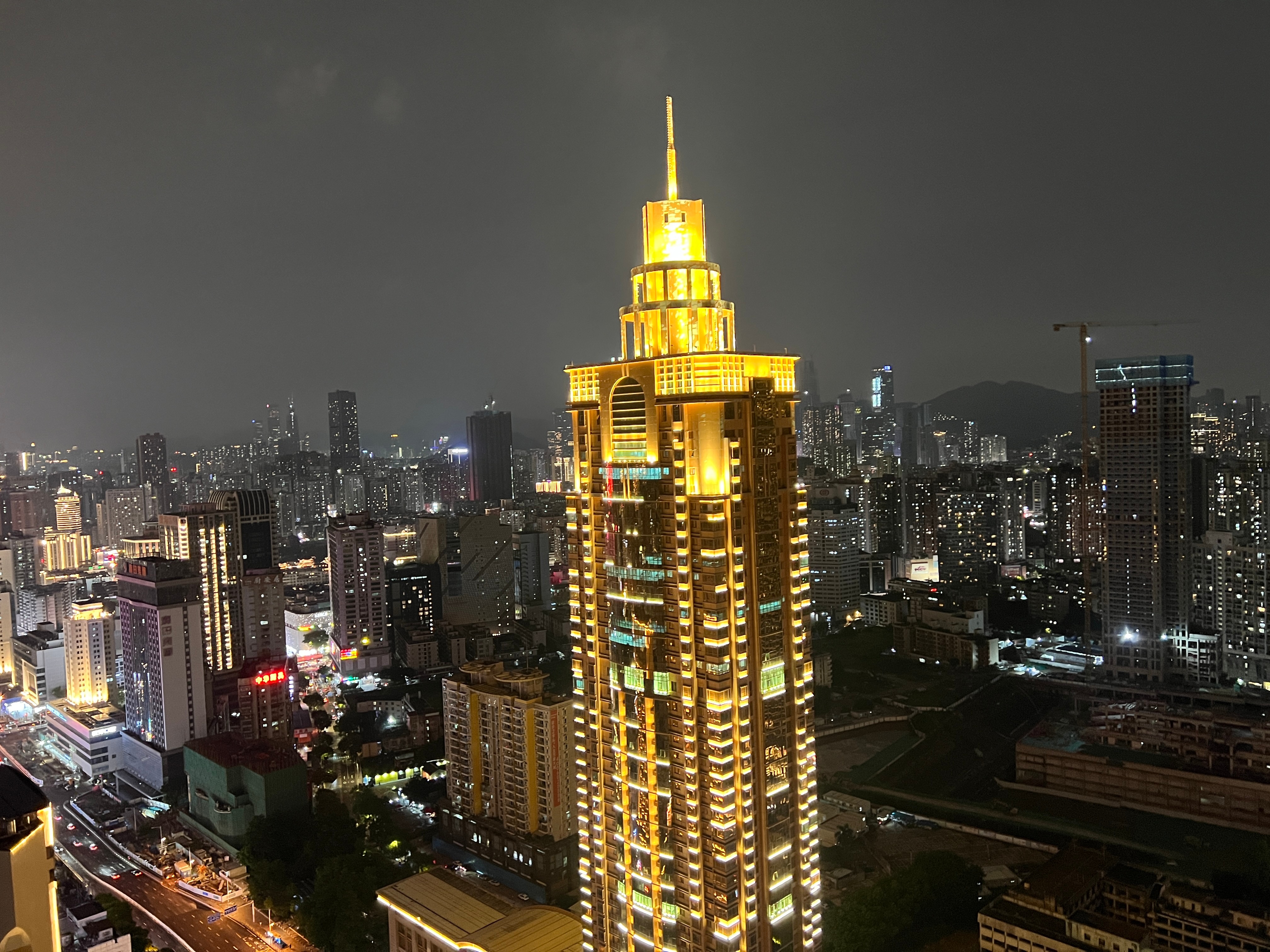 收盘了各位。今天最贵的不是那台 16.98 万的车，是我早上比的那个心，比成个鸭