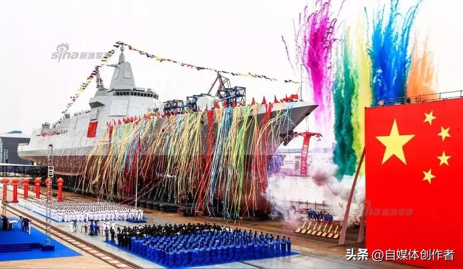 十艘万吨大驱齐聚海面，歌声漫过深蓝，国人底气藏在钢铁舰阵里
 
一眼望见十艘05