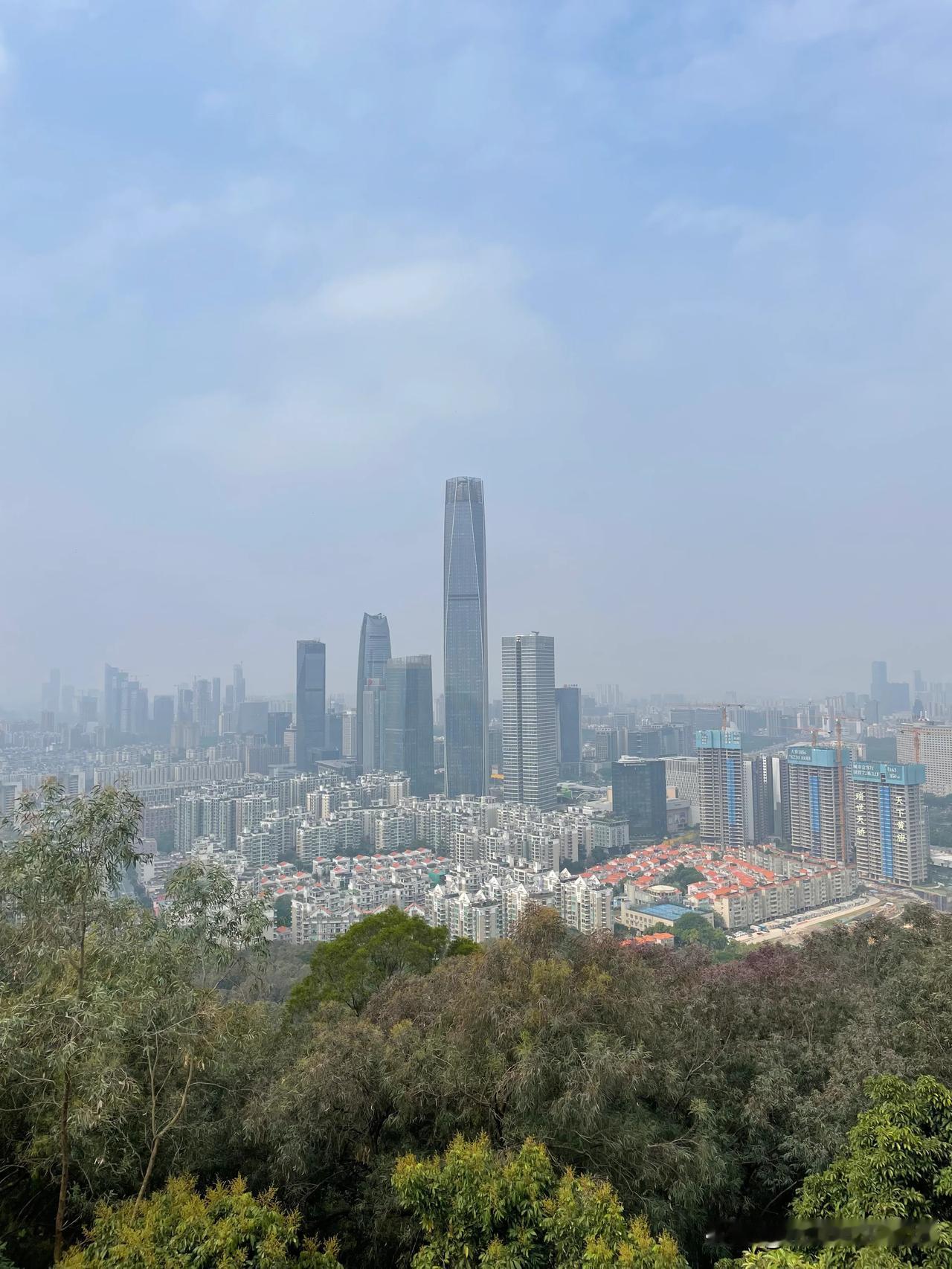 今天来到东莞，登上了市中心的旗峰山顶。天气有些阴沉，云雾缭绕，给这座城市蒙上了一