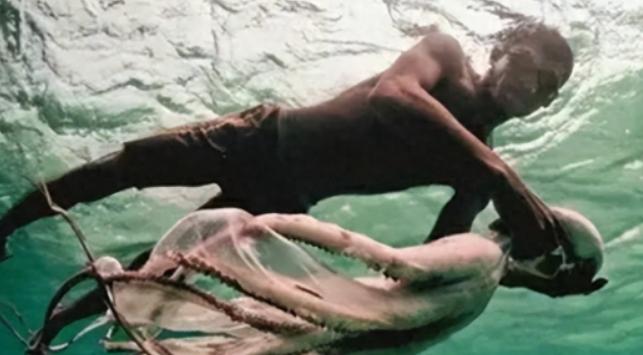 世界上挺大，啥稀罕事都有！有个民族全员“黑户”，全人类里头唯独他们一辈子不离海水