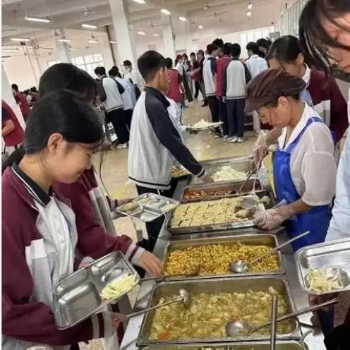 泪目！广东一所职校食堂，午饭时间嘈杂喧闹，学生们说笑吃饭，不过是寻常的校园日常。