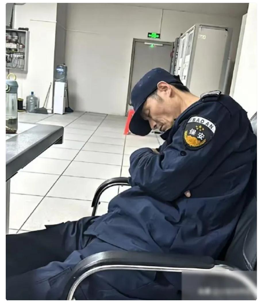 “严苛的管理不该忽略人的基本生理需求！”

2022年，广东清远，一个六旬保安，