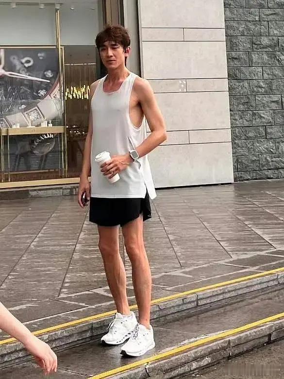 林更新 这是不是也瘦脱相了？娱乐圈最近在流行一种什么美？ ​​​
