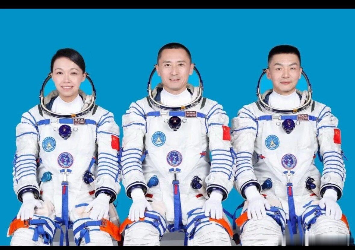 香港青年为神23航天员加油[微风]时间过的真快呀！我记得最开始神州6号时，大家都