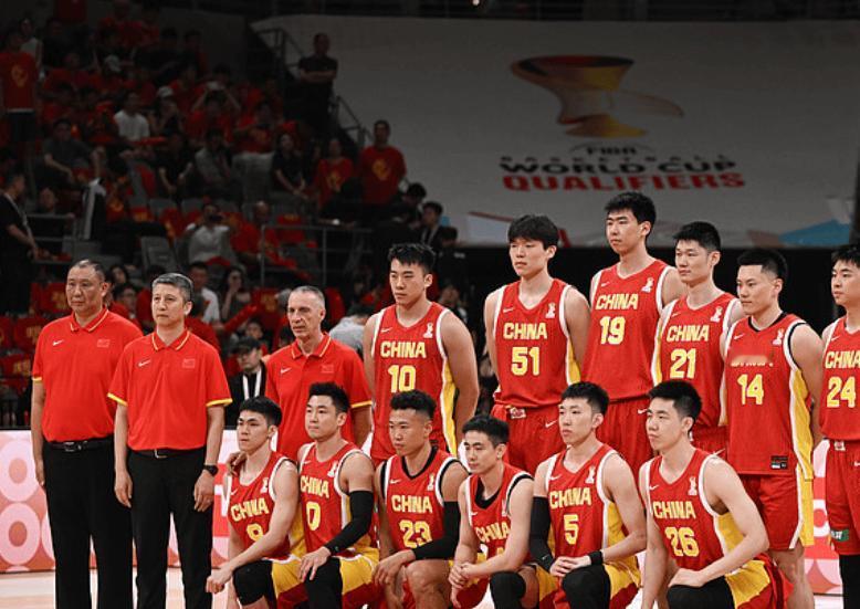 看了一场很揪心的篮球比赛，中国男篮和日本男篮的比赛。中国队短暂取得过七分领先，大