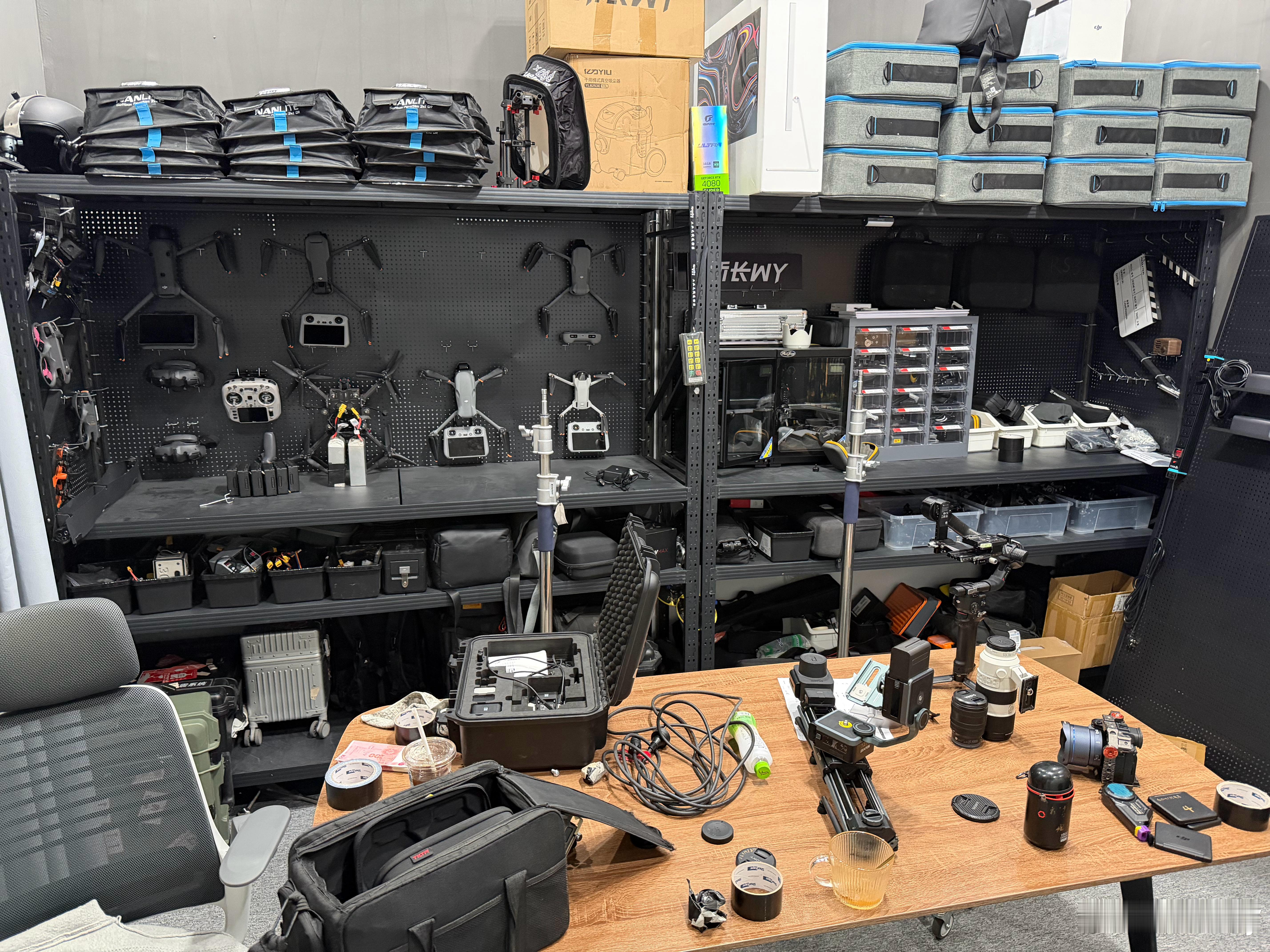 年底把工作室设备又添置了一下升级5台剪辑电脑2台5090 PC还有一堆相机镜头接