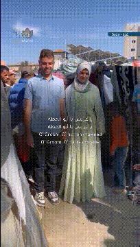 图1，一对早前订婚的巴勒斯坦男女，从加沙城逃到拉法市，决定在拉法难民营内举行婚礼