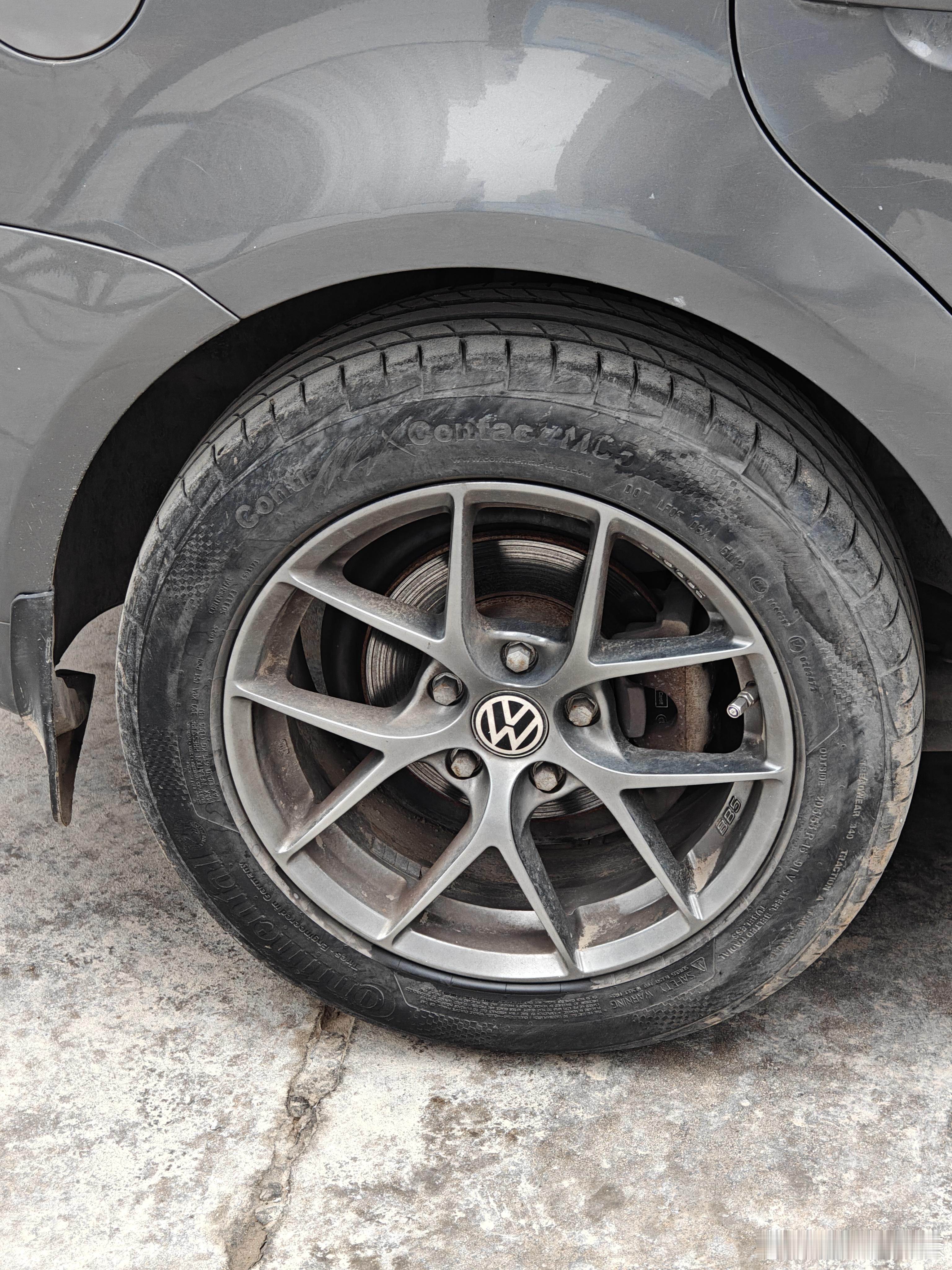 看到一辆大众途安改了轮辋，还挺和谐 