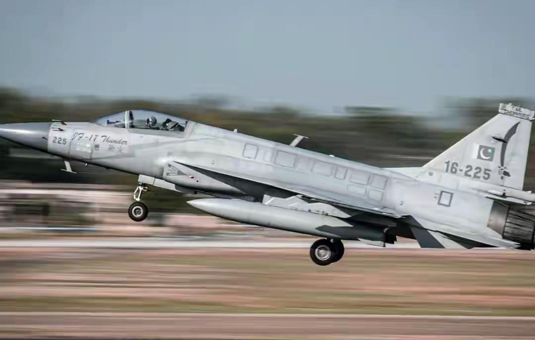 枭龙出口“以机抵债”：三方共赢的务实选择
 
枭龙战机出口采用“以机抵债”模式，