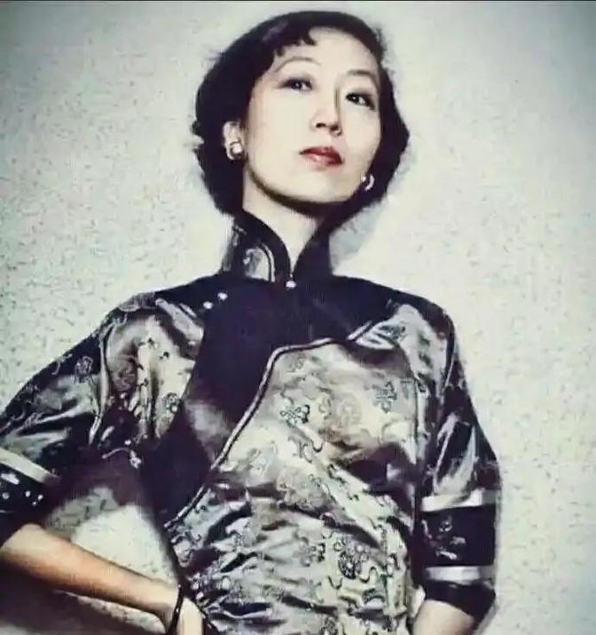 1956年，吃下堕胎药的张爱玲，在床上疼的直打滚。突然，孩子掉下来，她长舒一口气