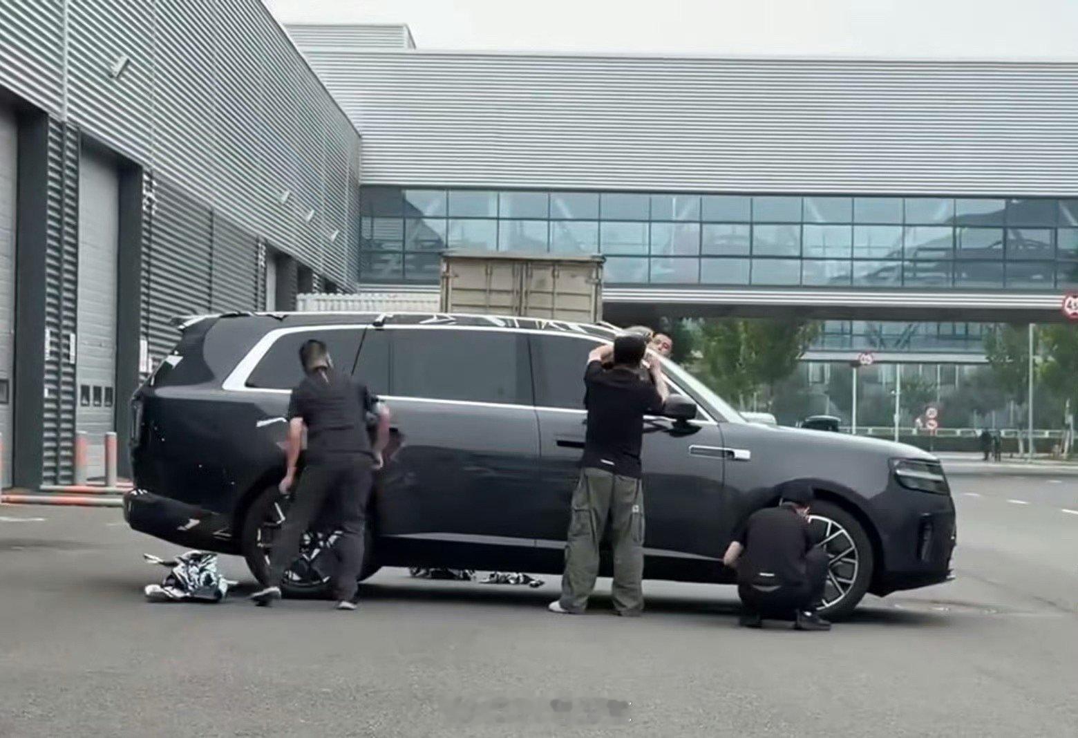有人拍到了澎程 N90 的实车，七座。这个气势怎么样？小米澎程