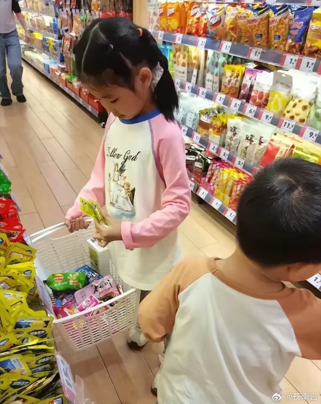 12岁男孩长期喝饮料吃辣条确诊肠癌主治医生无奈表示，孩子肠道比成人娇嫩，甜饮料的