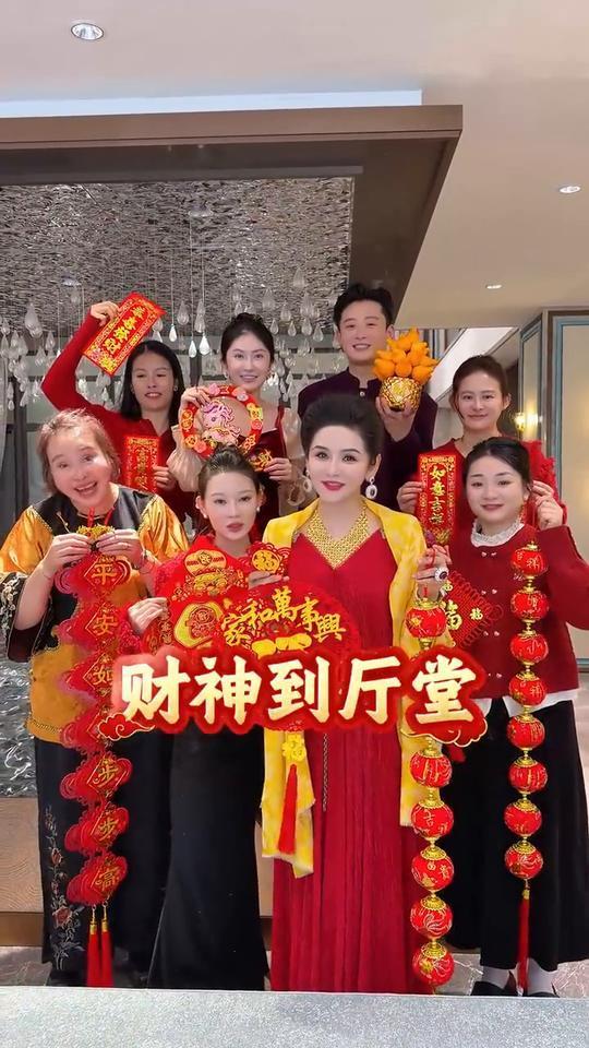 大年初五迎财神。
今天是大年初五迎财神的日子，祝看到视频的你财神到厅堂，左手捧元