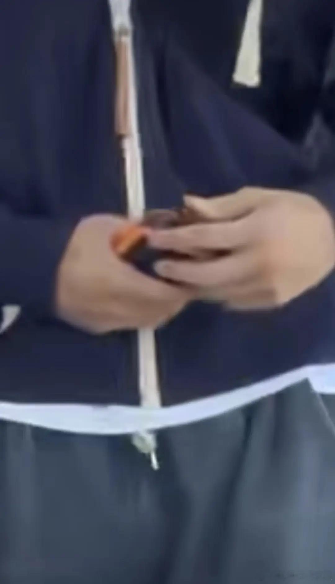 宋银硕机场疑似拿出电子烟 网友扒出同款 难怪我们美缺老是卡痰 宋银硕 电子烟