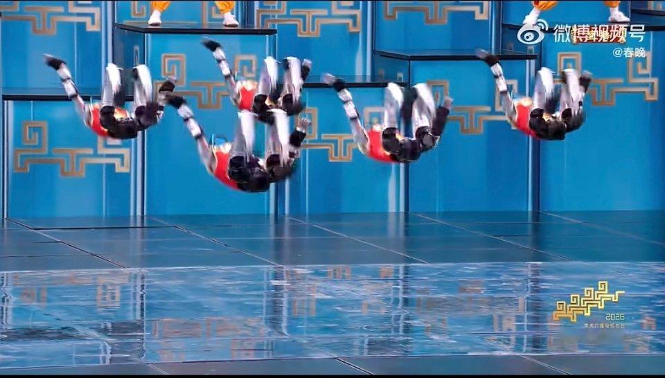 今年的机器人协调性和流畅度，比去年明显强太多了！股票又要猛冲一波了机器人全面入侵