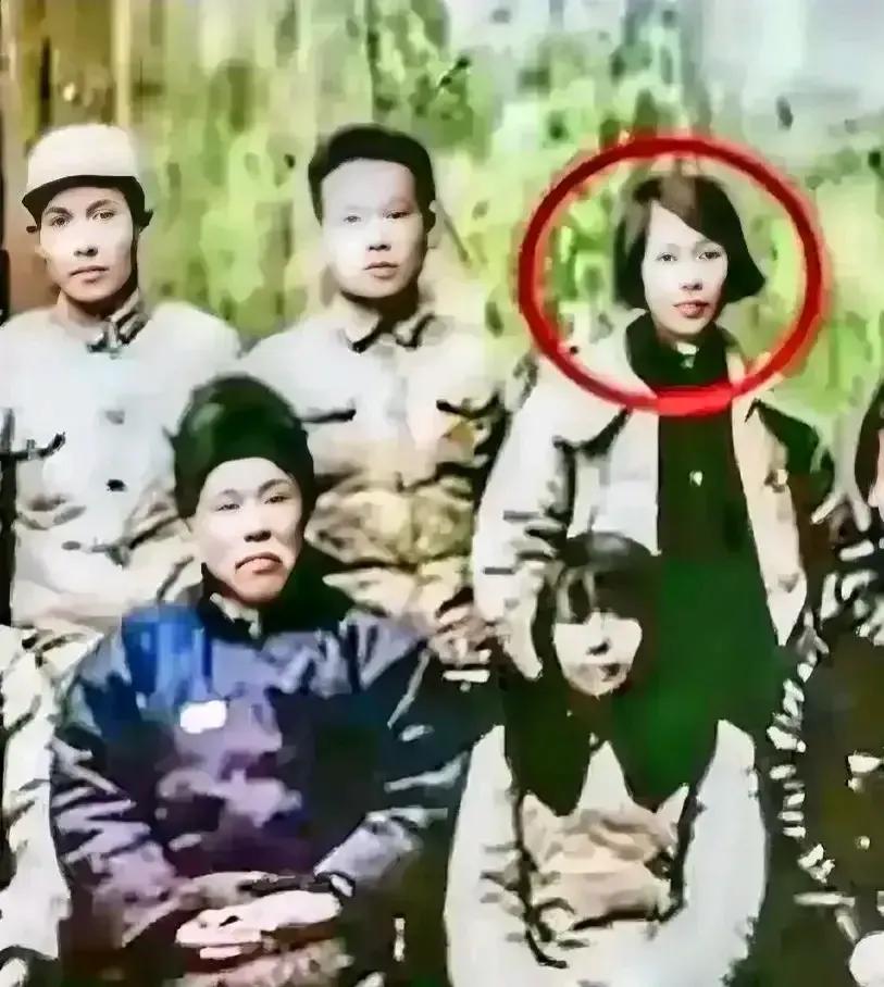 难得一见的贺子珍年轻时期的影像，可以用又美又飒来形容。从这张照片可以看出，贺子珍