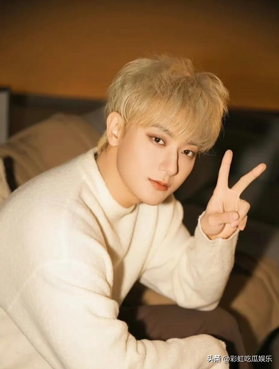 贫穷限制我的想象力，黄子韬太豪横了，去重庆吃火锅给了服务员2000元小费。

也