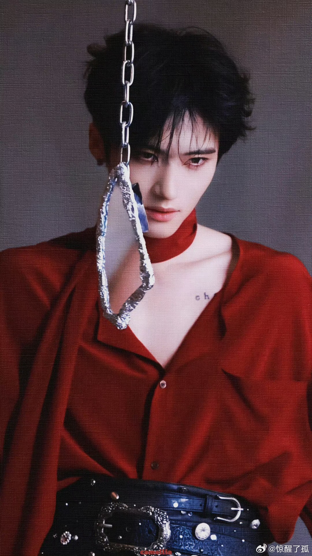 闫桉 听取哇声一片 聚光灯下他自带高光，自然帅气裹挟着满格阳刚气，现场哇声此起彼