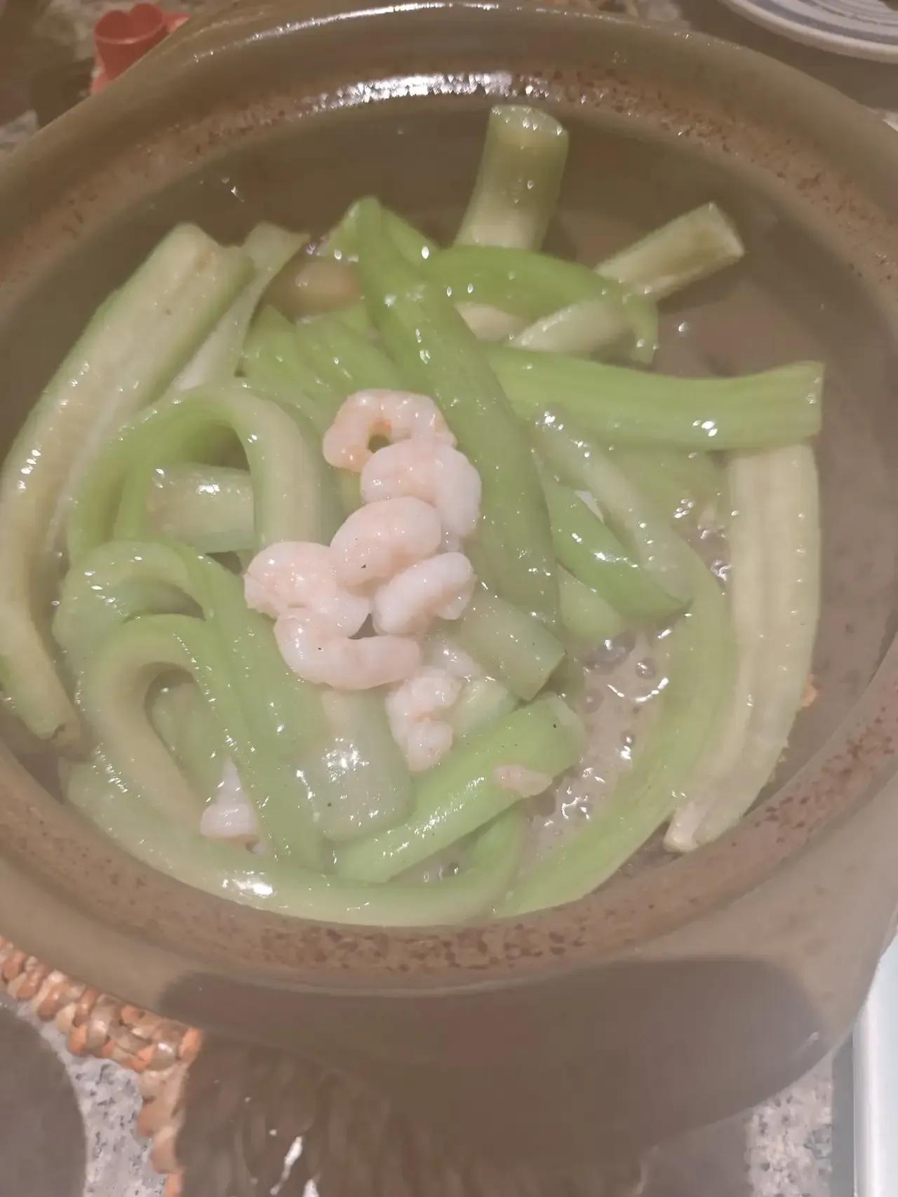 高考结束之后，高考生们可以来游泳释放一下高考压力，游完泳可以到对面的杭州宝龙城南
