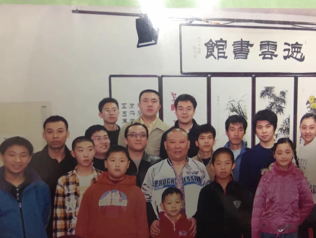 这张合影和现在的德云社阵容对比反差极大，当年合影里的少年演员如今已是行业中坚。部