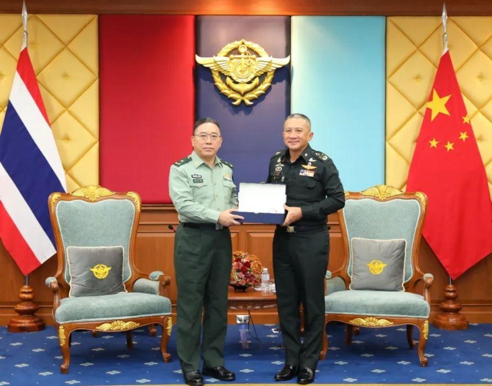 局势已恶化，中国少将拜会泰军高层，48小时后，泰国婉拒中方调停。

中国国防武官