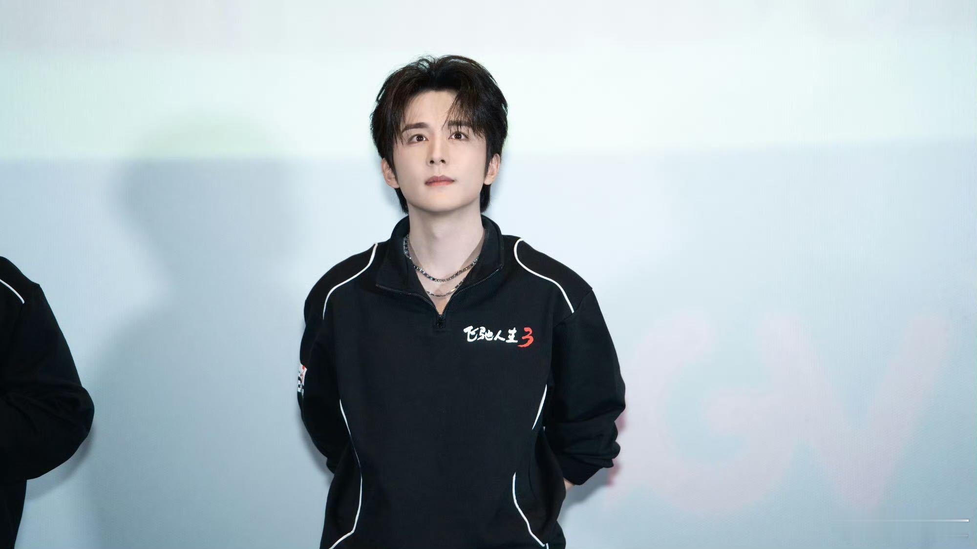 不想上班想上张新成的车 假期最后一天本来丧到不行😫，一看到张新成白皮衣老爷车大