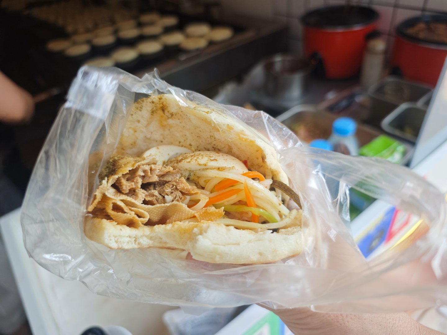 转➕评，抽38个锦鲤，不过滤明天开。郑州找到的美食，1元1个火烧，味道绝了，河南