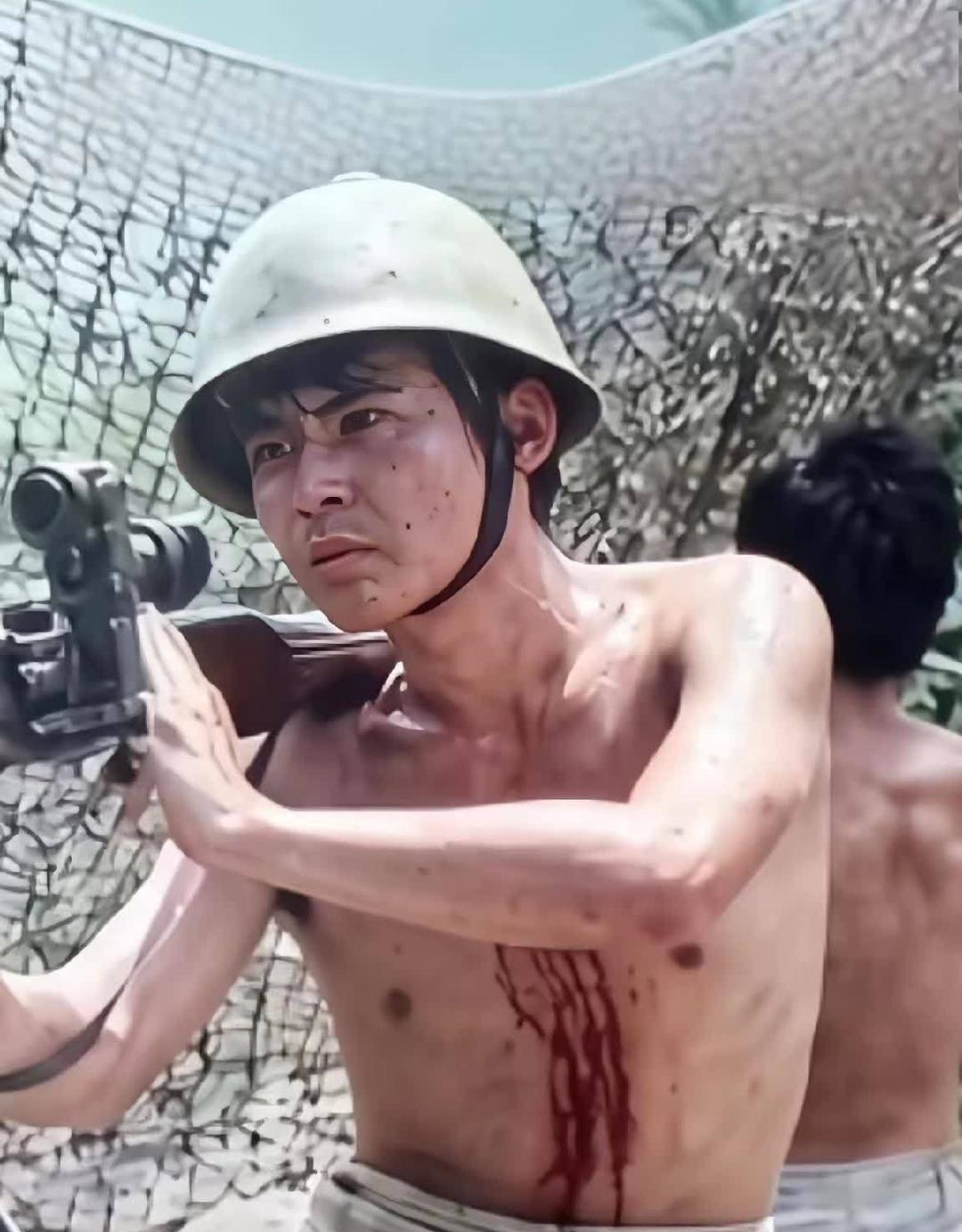 这是一张真实的战斗画面，发生在1988年3月8日老山那拉前沿阵地，一位名叫朱玉东