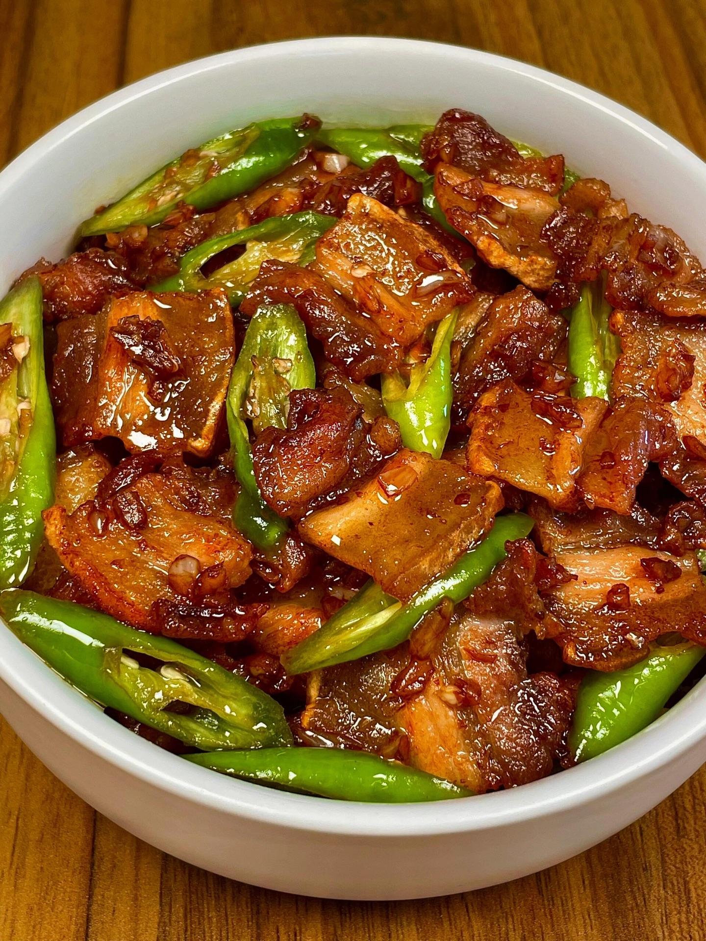 好吃又下饭的辣椒炒肉。这道辣椒炒五花肉真的巨香巨好吃。 焦香酥脆，香辣...