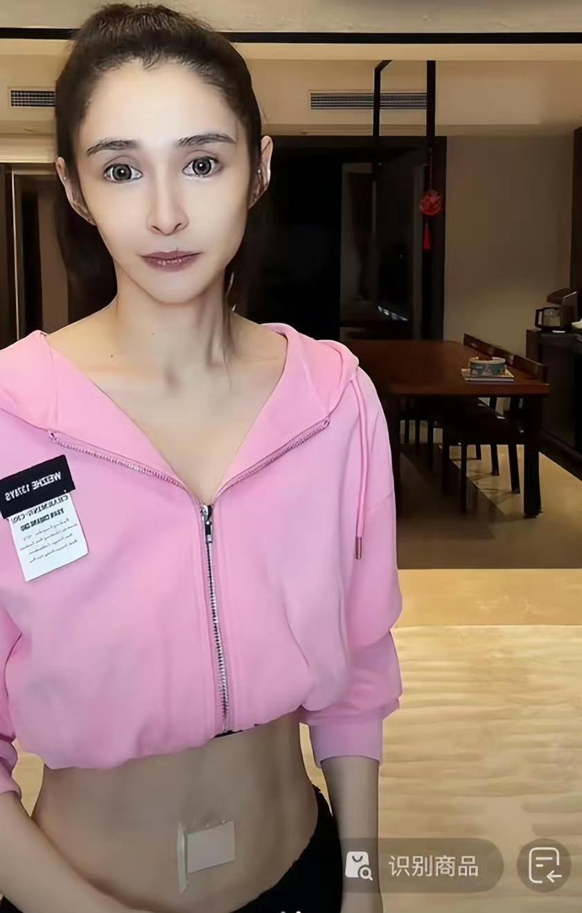36岁李心艾近照曝光，身形消瘦令人几乎认不出，昔日饱满的脸庞如今已变成锥子脸，眼