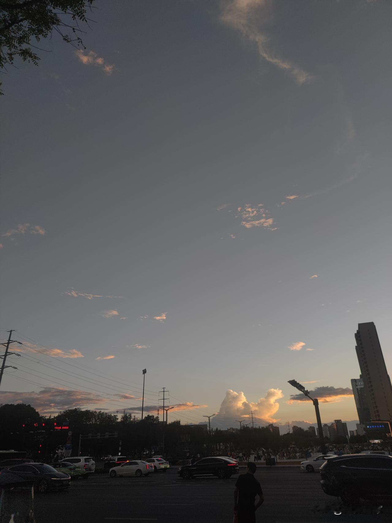 最近西安的天空每一秒都是风景，欢迎大家来西安游玩晒图笔记大赛拍拍城市天空绝美随手