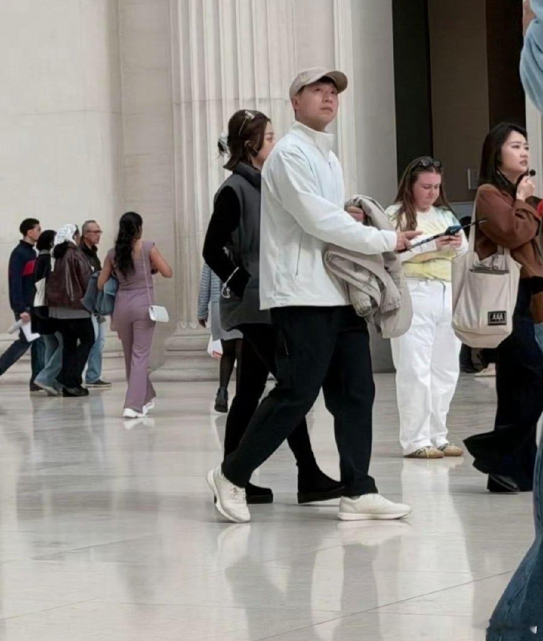 马龙许昕携妻同游英国，赛场外温情拉满伦敦世乒赛的赛场硝烟未散，场外一幕温情画面悄