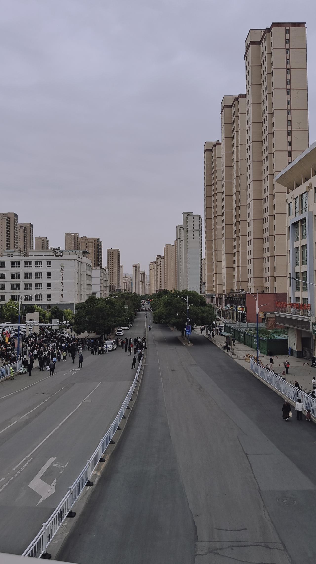 记录我的20262026高考第一天，考场周边进行封路，接送孩子参加高考的父母亲人