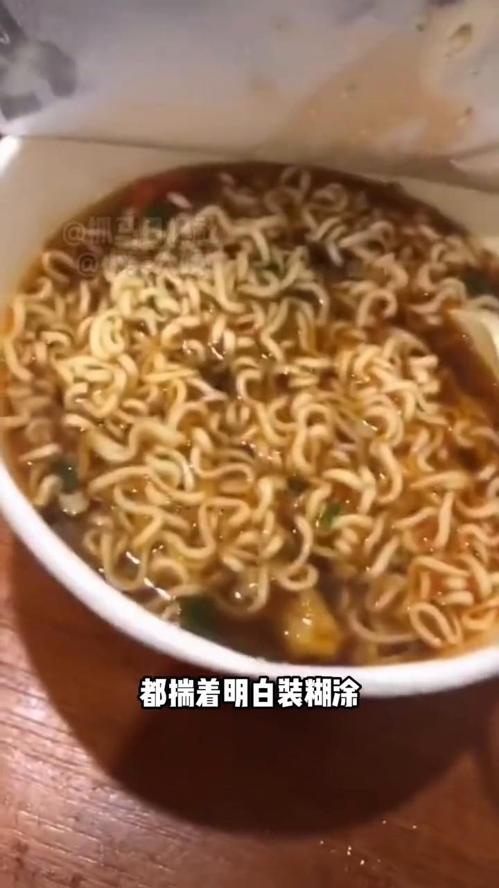 三兄弟一起过年，没一个人买菜，公婆说要跟我们分家。
三个和尚没水喝就是这个道理。