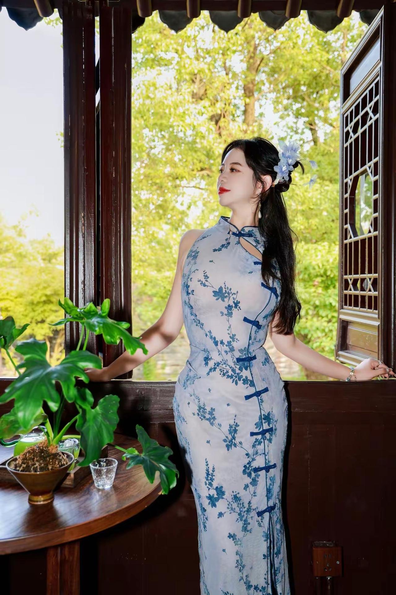 北方有佳人，绝世而独立。一顾倾人城，再顾倾人国。宁不知倾城与倾国？佳人难再得。