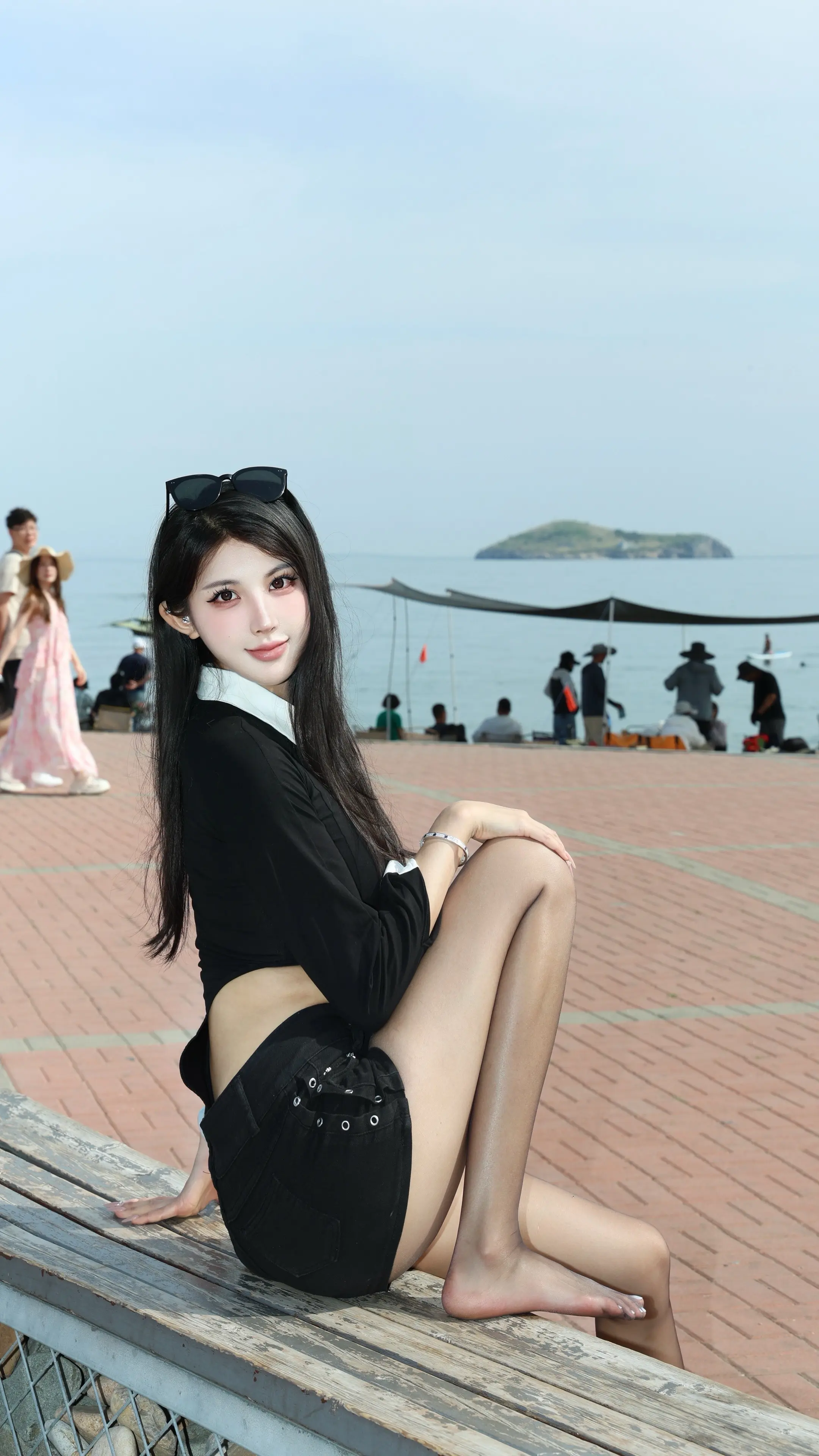 在海边偶遇的俩位街拍摄影师看我在拍照，顺手帮我拍的，很喜欢啊。 所以你...