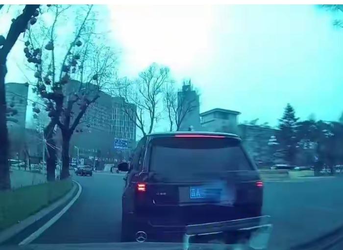 一桩证据确凿的恶性别车案，硬生生拖成了“舆论监督才能立案”的法治闹剧。行车记录仪