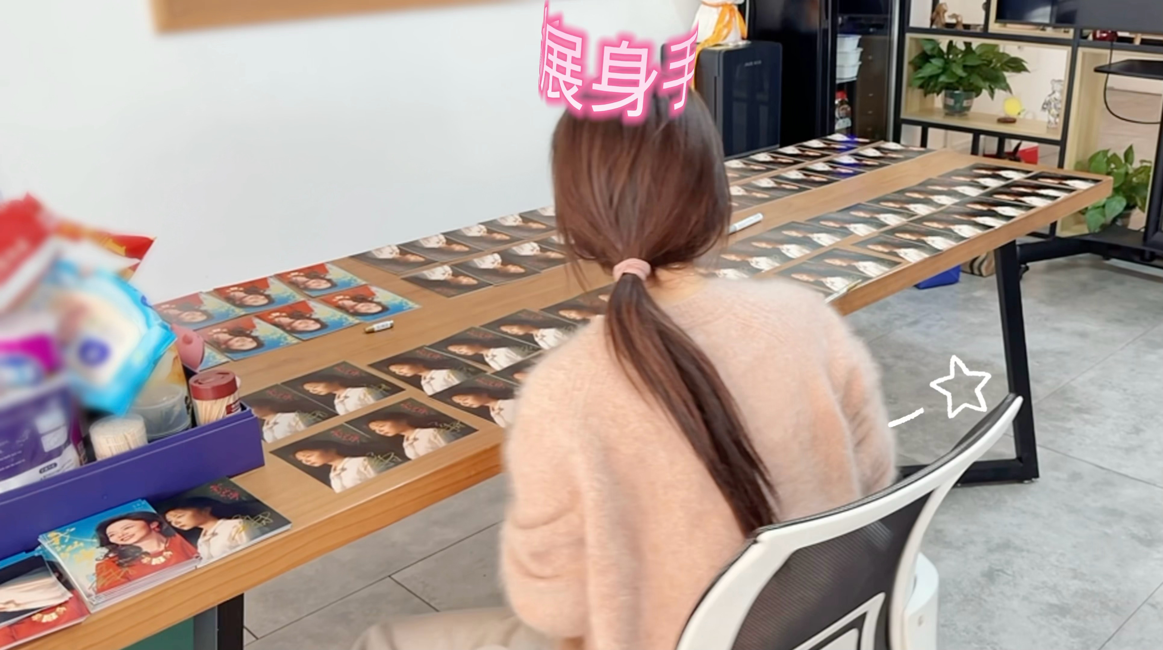 谭松韵 🔖两小姐‘s Postcard手动打开两小姐现代做“拉妹”的一天！签完