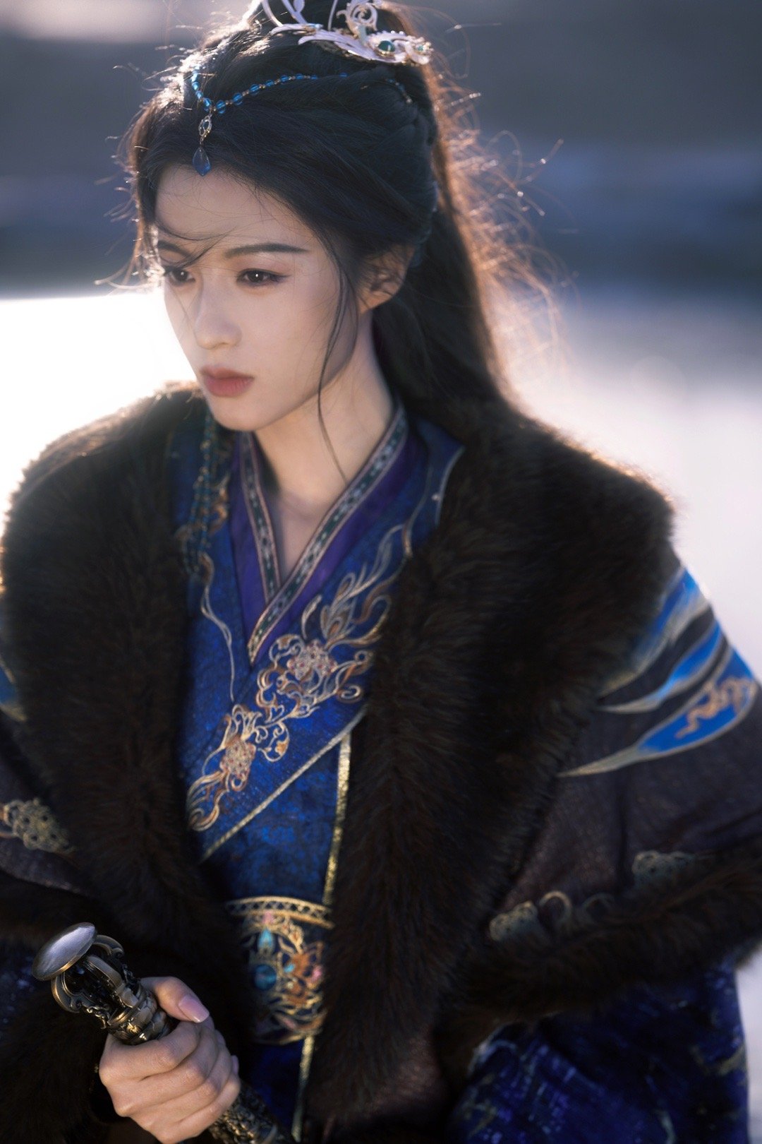 李嘉鑫出发图堪称内娱模版 被李嘉鑫的出发图美到失语！大漠的苍茫意境衬得她眉眼温柔